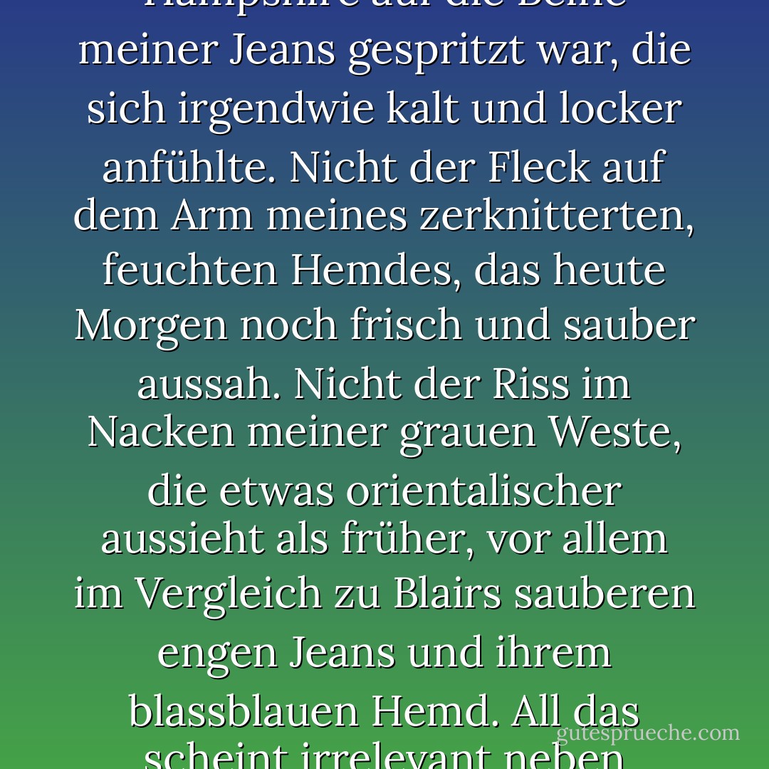 Die Leute haben Angst, auf den Autobahnen von Los Angeles zusammenzufahren. Das ist das Erste, was ich höre, wenn ich in die Stadt zurückkomme. Blair holt mich vom LAX ab und murmelt dies unter ihrem Atem, während sie die Auffahrt hochfährt. Sie sagt: "Die Leute haben Angst, auf Autobahnen in Los Angeles zusammenzufahren". Obwohl mich dieser Satz nicht beunruhigen sollte, bleibt er mir unangenehm lange im Gedächtnis. Nichts anderes scheint eine Rolle zu spielen. Nicht die Tatsache, dass ich achtzehn bin, dass es Dezember ist, dass die Fahrt im Flugzeug anstrengend war und dass das Paar aus Santa Barbara, das mir in der ersten Klasse gegenüber saß, ziemlich betrunken war. Nicht der Schlamm, der an diesem Tag auf einem Flughafen in New Hampshire auf die Beine meiner Jeans gespritzt war, die sich irgendwie kalt und locker anfühlte. Nicht der Fleck auf dem Arm meines zerknitterten, feuchten Hemdes, das heute Morgen noch frisch und sauber aussah. Nicht der Riss im Nacken meiner grauen Weste, die etwas orientalischer aussieht als früher, vor allem im Vergleich zu Blairs sauberen engen Jeans und ihrem blassblauen Hemd. All das scheint irrelevant neben diesem einen Satz. Es scheint einfacher zu sein, zu hören, dass die Leute Angst vor einer Verschmelzung haben, als "Ich bin mir ziemlich sicher, dass Muriel magersüchtig ist" oder die Sängerin im Radio, die über magnetische Wellen schreit. Nichts anderes scheint für mich von Bedeutung zu sein als diese zehn Worte. Nicht der warme Wind, der das Auto über den leeren Asphalt der Autobahn zu treiben scheint, oder der verblasste Geruch von Marihuana, der Blaires Auto immer noch schwach durchdringt. Alles, worauf es ankommt, ist die Tatsache, dass ich ein Junge bin, der für einen Monat nach Hause kommt und jemanden trifft, den ich seit vier Monaten nicht mehr gesehen habe, und dass die Leute Angst haben, sich zu begegnen. - Bret Easton Ellis<