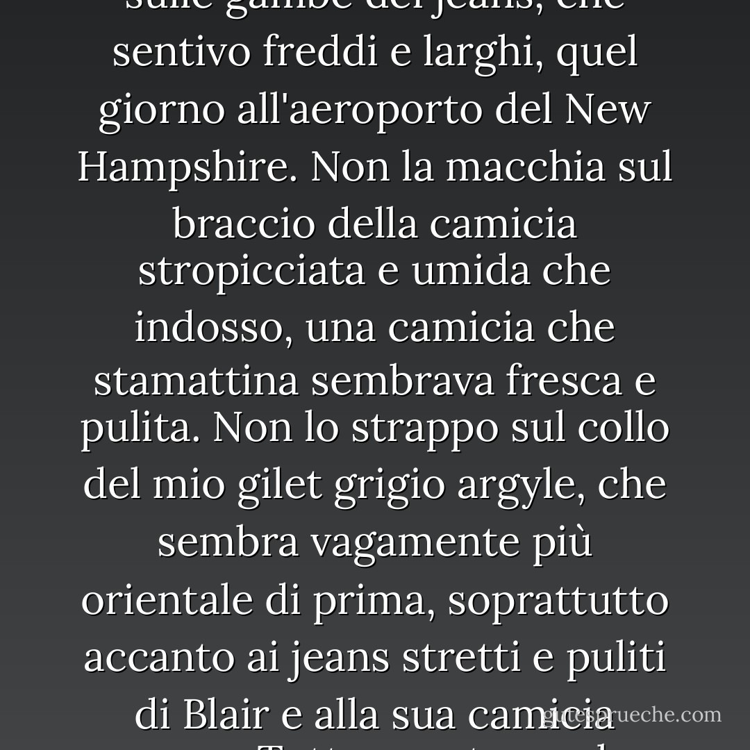 A Los Angeles la gente ha paura di accorpare le autostrade. Questa è la prima cosa che sento quando torno in città. Blair mi viene a prendere all'aeroporto di Los Angeles e lo dice sottovoce mentre percorre l'autostrada. Dice: "A Los Angeles la gente ha paura di unirsi in autostrada". Anche se questa frase non dovrebbe darmi fastidio, rimane nella mia mente per un tempo scomodamente lungo. Nient'altro sembra avere importanza. Non il fatto che ho diciotto anni, che è dicembre, che il viaggio in aereo è stato duro e che la coppia di Santa Barbara, che era seduta di fronte a me in prima classe, si è ubriacata parecchio. Non il fango che mi era schizzato sulle gambe dei jeans, che sentivo freddi e larghi, quel giorno all'aeroporto del New Hampshire. Non la macchia sul braccio della camicia stropicciata e umida che indosso, una camicia che stamattina sembrava fresca e pulita. Non lo strappo sul collo del mio gilet grigio argyle, che sembra vagamente più orientale di prima, soprattutto accanto ai jeans stretti e puliti di Blair e alla sua camicia azzurra. Tutto questo sembra irrilevante rispetto a quell'unica frase. Sembra più facile sentire che la gente ha paura di fondersi piuttosto che "sono abbastanza sicuro che Muriel sia anoressica" o il cantante alla radio che grida alle onde magnetiche. Nient'altro mi sembra importante se non quelle dieci parole. Né il vento caldo, che sembra spingere l'auto lungo l'asfalto vuoto dell'autostrada, né l'odore sbiadito di marijuana che ancora impregna debolmente l'auto di Blaire. Tutto si riduce al fatto che sono un ragazzo che torna a casa per un mese e incontra qualcuno che non vede da quattro mesi e la gente ha paura di unirsi. - Bret Easton Ellis