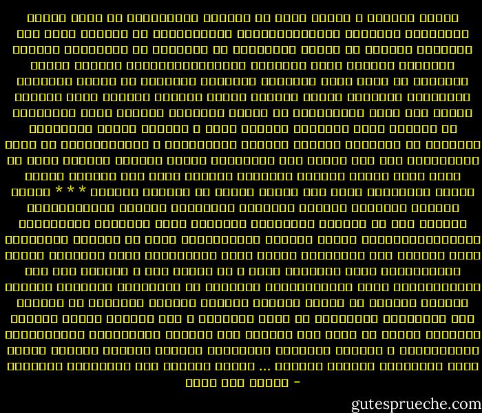 أقبلَ العيدُ ، ولكنْ ليسَ في الناسِ المسرَّهْ<br />لا أَرى إلاَّ وُجُوهاً كالحاتٍ مُكْفَهِرَّهْ<br />كالرَّكايا لم تَدَعْ فيها يدُ الماتحِ قطرَهْ<br />أو كمثلِ الرَّوضِ لم تَتْركْ به النكباءُ زهرَهْ<br />وعيوناً دَنقتْ فيها الأماني المُسْتَحِرَّهْ<br />فَهْيَ حَيرى ذاهلاتٌ في الذي تهوى وتكرَهْ<br />وخدوداً باهتاتٍ قد كساها الهَمُّ صُفْرَهْ<br />وشفاهاً تحذرُ الضحكَ كأنَّ الضحكَ جمرَهْ<br />ليسَ للقومِ حديثٌ غير شكوى مستمرَّهْ<br />قد تساوى عندهُمْ لليأسِ نفعٌ ومضرَّهْ<br />لا تَسَلْ ماذا عراهُمْ كلُّهم يجهل ُ أمرَهْ<br />حائرٌ كالطائرِ الخائفِ قد ضَيَّعَ وكرَهْ<br />فوقَهُ البازِيُّ ، والأشْرَاكُ في نجدٍ وحُفْرَهْ<br />فهو إنْ حَطَّ إلى الغبراءِ شَكَّ السهمُ صدرَهْ<br />وإذا ما طارَ لاقى قشعمَ الجوِّ وصقرَهْ<br />كلُّهم يبكي على الأمسِ ويخشى شَرَّ بُكْرَهْ<br />فهمُ مثل عجوزٍ فقدتْ في البحرِ إبرَهْ<br />* * *<br />أيّها الشاكي الليالي إنَّما الغبطةُ فِكْرَهْ<br />ربَّما اسْتوطَنَتِ الكوخَ وما في الكوخِ كِسْرَهْ<br />وخَلَتْ منها القصورُ العالياتُ المُشْمَخِرَّهْ<br />تلمسُ الغصنَ المُعَرَّى فإذا في الغصنِ نُضْرَهْ<br />وإذا رفَّتْ على القَفْرِ استوى ماءً وخُضْرَهْ<br />وإذا مَسَّتْ حصاةً صَقَلَتْها فهيَ دُرَّهْ<br />لَكَ ، ما دامتْ لكَ ، الأرضُ وما فوق المَجَرَّهْ<br />فإذا ضَيَّعْتَها فالكونُ لا يَعْدِلُ ذَرَّهْ<br />أيُّها الباكي رويداً لا يسدُّ الدمعُ ثغرَهْ<br />أيُّها العابسُ لن تُعطَى على التقطيبِ أُجْرَهْ<br />لا تكنْ مُرَّاً ، ولا تجعَلْ حياةَ الغيرِ مُرَّهْ<br />إِنَّ من يبكي لهُ حَوْلٌ على الضحكِ وقُدْرَهْ<br />فتَهَلَّلْ وتَرَنَّمْ ، فالفتى العابسُ صَخْرَهْ<br />سَكَنَ الدهرُ وحانتْ غفلةٌ منهُ وغِرَّهْ<br />إنَّهُ العيدُ … وإنَّ العيدَ مثل العُرْسِ مَرَّهْ - إيليا أبو ماضي