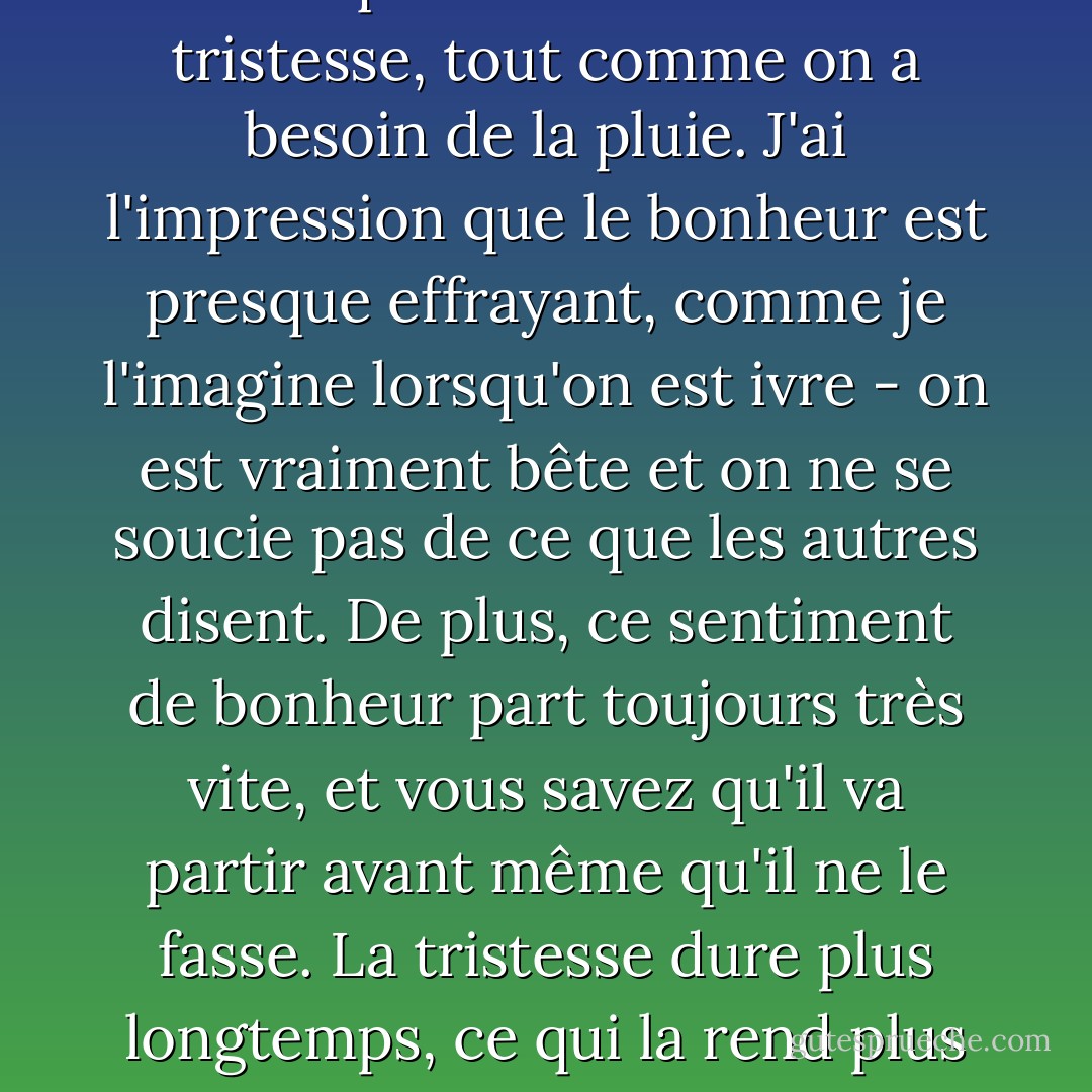 À mi-chemin, le ciel passe du gris foncé au noir et un violent coup de tonnerre accompagne les premières gouttes de pluie qui tombent. Lourdes, chaudes, grosses, elles me trempent en quelques secondes, comme un seau renversé du ciel qui se déverse juste sur ma tête. Je tends les mains vers le haut et l'extérieur, comme si cela pouvait m'empêcher de me mouiller davantage, et j'ouvre la bouche, essayant d'avaler l'averse, jusqu'à ce que je me rende compte à quel point il est drôle que j'essaie d'arrêter la pluie. Au lieu de me précipiter vers un terrain plus élevé, je saute plus bas, je descends du trottoir, j'éclabousse les flaques d'eau, je joue et je ris tout au long du chemin du retour. Jusqu'à présent, la pluie m'a toujours incité à rester à l'intérieur et à ne pas sortir pour jouer. Mais aujourd'hui, pour la première fois, je me rends compte que la pluie n'est pas forcément mauvaise. Et en plus, je comprends que la tristesse n'est pas forcément mauvaise non plus. En y réfléchissant, je me dis que l'on a besoin de la tristesse, tout comme on a besoin de la pluie. J'ai l'impression que le bonheur est presque effrayant, comme je l'imagine lorsqu'on est ivre - on est vraiment bête et on ne se soucie pas de ce que les autres disent. De plus, ce sentiment de bonheur part toujours très vite, et vous savez qu'il va partir avant même qu'il ne le fasse. La tristesse dure plus longtemps, ce qui la rend plus familière et plus confortable. Mais je me demande s'il n'y a pas moyen de trouver un peu de bonheur dans la tristesse. Après tout, c'est comme la pluie, c'est quelque chose qu'on ne peut pas éviter. Et donc, il me semble que si vous êtes pris dans la pluie, vous pouvez tout aussi bien essayer d'en tirer le meilleur parti.<br /><br />Se faire prendre dans le déluge chaud et humide ce jour-là, au cours de ce terrible été plein de guerres et d'incendies qui n'avaient aucun sens, a été une chose merveilleuse à vivre. Cela m'a appris à comprendre la pluie, et non à la redouter. Je savais qu'il y aurait des jours où il pleuvrait sans prévenir, des jours où je me retrouverais sans parapluie. Mais ma compréhension me servirait d'imperméable et de bottes en caoutchouc à tout faire. Elle me préparait à un temps orageux, m'armant de la certitude que, aussi dur que cela puisse paraître, il ne pouvait pas pleuvoir indéfiniment. À un moment donné, je savais que cela finirait par s'arrêter. - Antwone Quenton Fisher