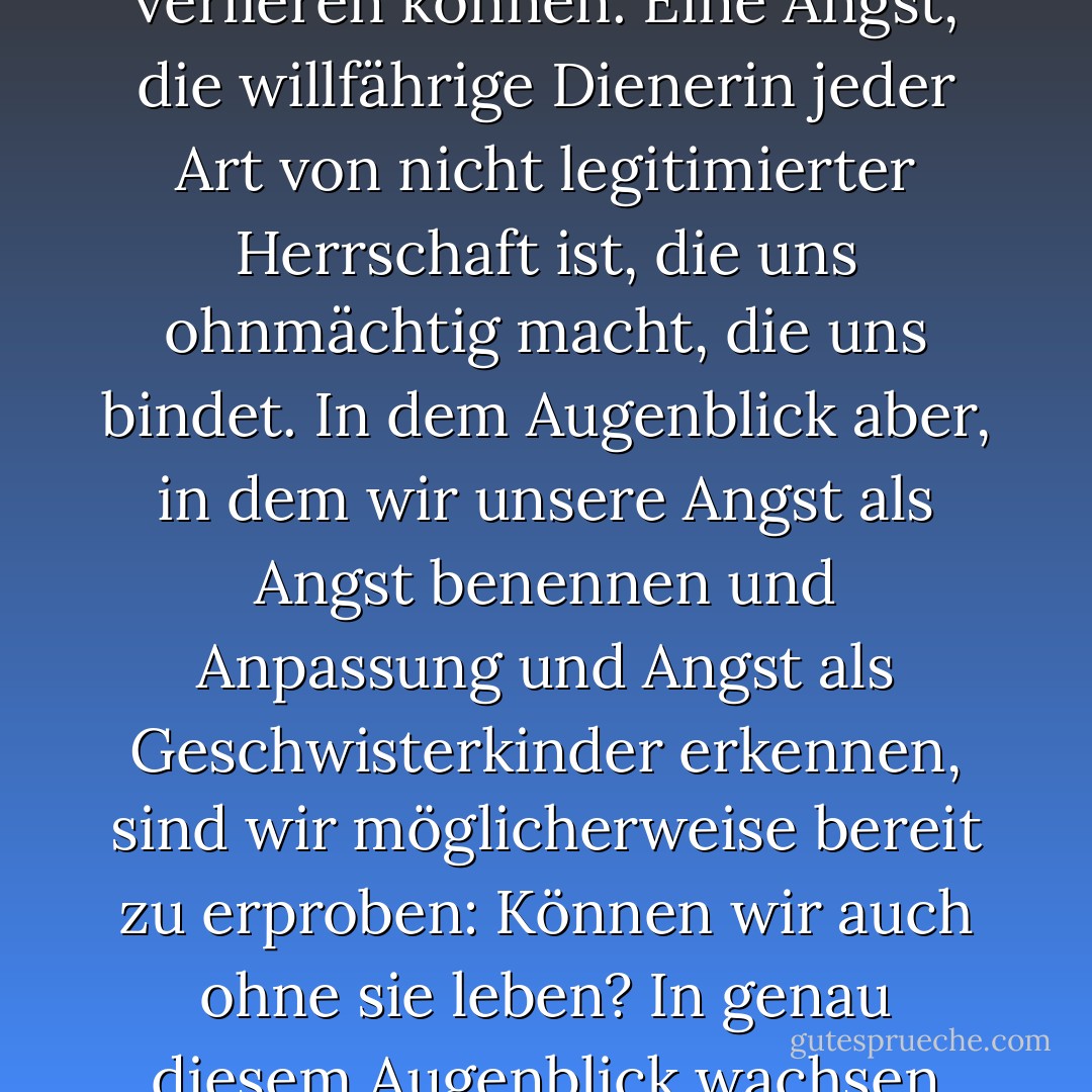 Wir sind das Volk!"<br /><br />Dieser Satz hat uns gelehrt, dass wir, wenn wir unserer Sehnsucht glauben und ihr vertrauen, die Angst verlieren können. Eine Angst, die willfährige Dienerin jeder Art von nicht legitimierter Herrschaft ist, die uns ohnmächtig macht, die uns bindet. In dem Augenblick aber, in dem wir unsere Angst als Angst benennen und Anpassung und Angst als Geschwisterkinder erkennen, sind wir möglicherweise bereit zu erproben: Können wir auch ohne sie leben? In genau diesem Augenblick wachsen uns jene Kräfte zu, die eine ganze Gesellschaft verändern können. - Joachim Gauck