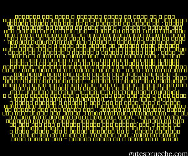 كان و هو يمشى فى الشمس الدافئة و ينظر إلى الأسراب الكثيرة الملونة الغنية المتداخلة الأجناس ، تتملكه رغبة واحدة : أن يستمر فى الطيران ، و ان يظل إلى الأبد معلقاً بين السماء و الأرض . و كان يأبى أن يتخلى عن عاداته ، عن الطيران و عن الحياة بطريقته .<br /><br />ذات يوم ، و كان الربيع مرة أخرى ، شعر أن قواه تعاوده أكثر من أيام ماضية ، و شعر أنه يريد أن يطير إلى أماكن بعيدة ، و كان يريدها ان تطير معه . نفض ريشه ، دار حولها ، قرقر ، قال لها أن الفضاء المكان الوحيد الذى يستطيع أن يراها فيه ملكة ؛ و لما رفضت أن تطير ، همس فى أذنها أنه لا يستطيع أن يبقى على الأرض و يجب أن يطير . مشى بأبهة الملوك ، بثقتهم ، بقوتهم ، ثم انطلق . دار فى الجو دورات كثيرة . دار و نظر إلى الأرض ، و كانت حواليه الأسراب الكثيرة و هى تطير مفتونة ، إنها احدى المرات التى يشعر أنه امتلك كل شئ ، ان تتطلع فى عينيه لتكشف الآفاق التى وصل إليها ، الأشياء الرائعة التى رآها ، لكنها لم تكن هناك . استراح قليلاً و هبط و بحث عنها . كانت فى الزاوية ، الزاوية نفسها التى جلس فيها أوَّل مرة . كانت هناك ، اقترب ، نظر إليها بتساؤل ، التفت إلي الناحية الثانية ، دار حولها ، استدارت . دار حولها مرة أخرى ، جلب لها بعض الحبوب لتأكل ، نظرت إليه بحزن و استدارت مرة اخرى . و حين خيَّمت الظلمة هبت معها ريح باردة . اقترب منها ليدفئها ، اقتربت منه ، حاولت ان تنام تحت جناحيه ، ان تتحد به ، و حين غفا هبت ريح باردة و شعر أنه يقترب منها ، و انه يتحد بها ، و ناما .<br /><br />فى الصباح ، رفض أن يصدق ، دار حولها ، قرقر أكثر من أية مرة ، انتفض ، استعمل قدميه و منقاره ، ضرب جناحيه بالجدار ، و حين فتح باب القفص ، بدأت نسمات الصباح تمتلئ بالدفء .<br />بدت ساكنة حين دبت الحياة فى كل شئ . دار حولها ، دار مرة أخرى ، لكنها ظلت باردة ، ثم بعد قليل بدأت تجف .<br />خرجت الأسراب ، خرج الصغار و الكبار ، و ظلت فى مكانها . و حين جاءوا نظروا إليها بأسف ثم أخرجوها من هناك ، مشى وراءهم حتى نهاية القفص ، أما حين نظر فى عيونهم ، و امتلأ بتأكيد أخرس ، فقد تراجع بذعر إلى الزاوية نفسها .<br />و فى الزاوية نفسها ، بعد ثلاثة أيام ، حملوه من هناك . كان يابساً ، و تساقط منه ريش كثير من العرف و الساقين و هو يُرمى بعيداً - عبد الرحمن منيف